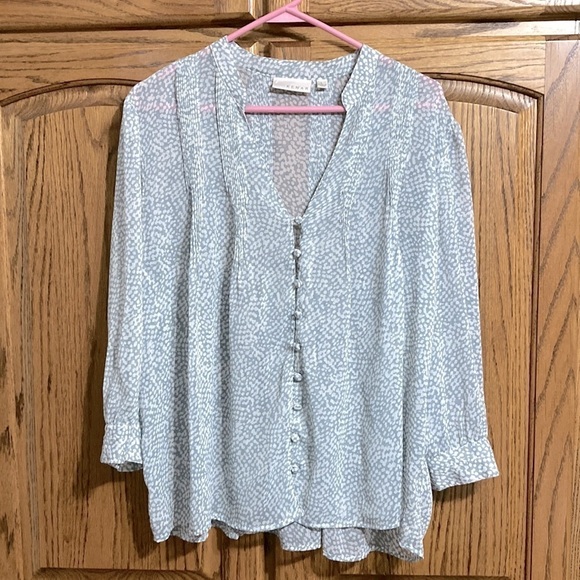 Elegant Kenar pleated button up blouse, subtle geometric pattern. Size Large - Picture 1 of 9